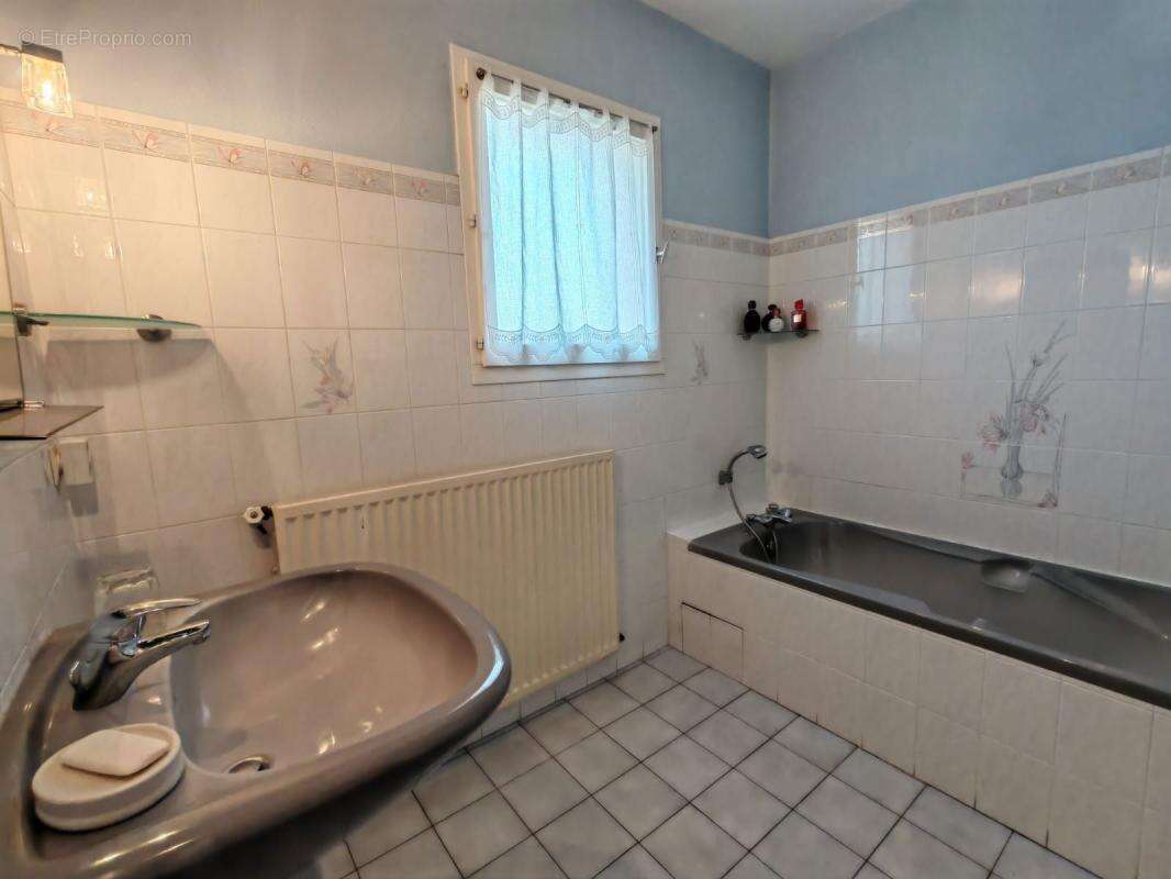 Maison à SAINT-PANTALEON-DE-LARCHE