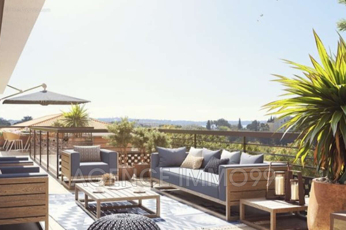 Parking à VALLAURIS