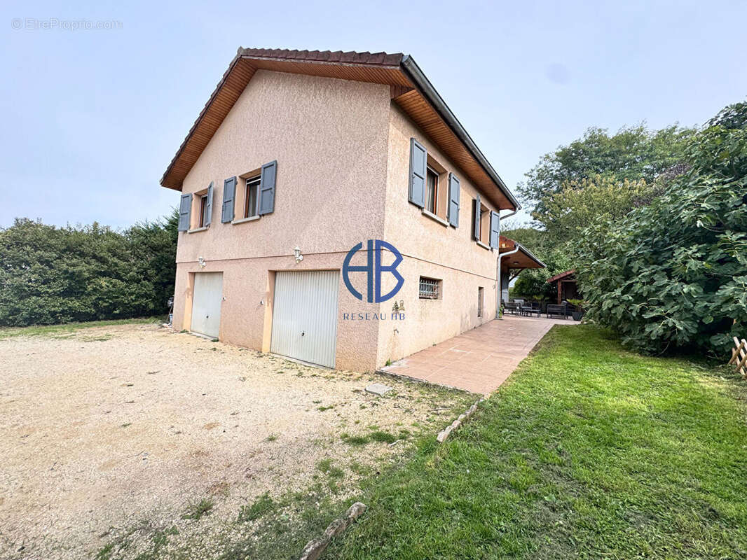 Maison à MONTREVEL