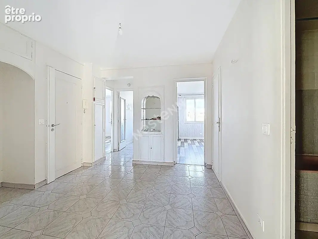 Montreuil, au pied du metro croix de chavaux, dernier etage sans vis a vis, 3 pièces avec cave et parking. - photo 4