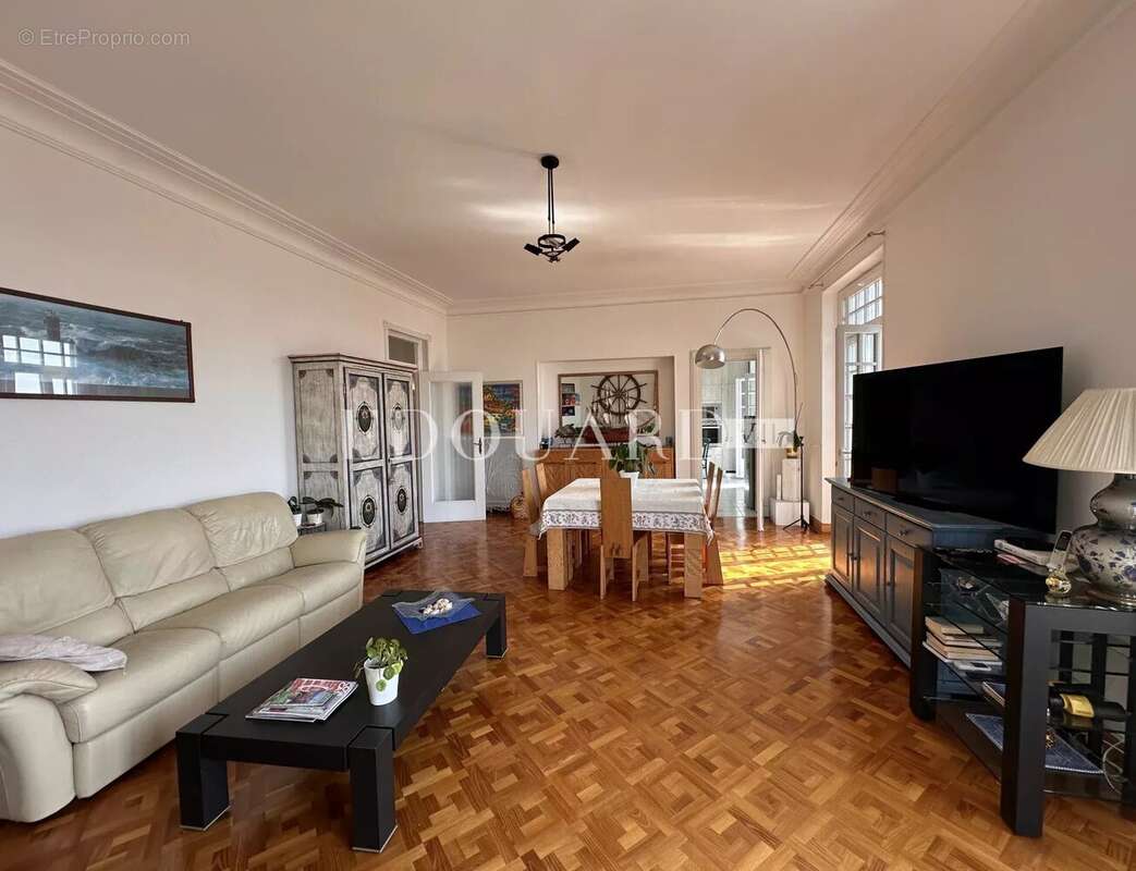 Vaste trois pièces à vendre avec belle vue sur la ville jusqu’à la mer, en plein centre de Menton - photo 17