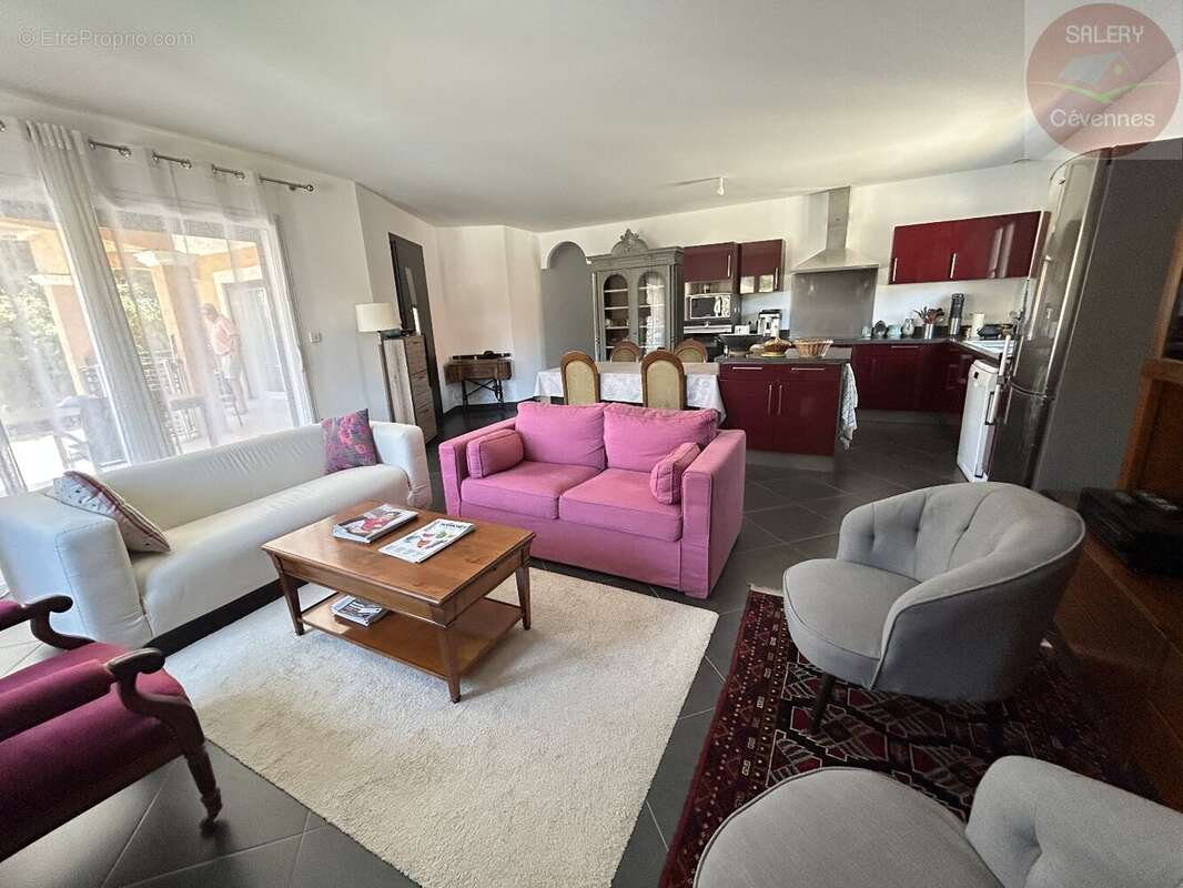 Une maison prête à vivre avec jardin paysager et piscine - photo 3
