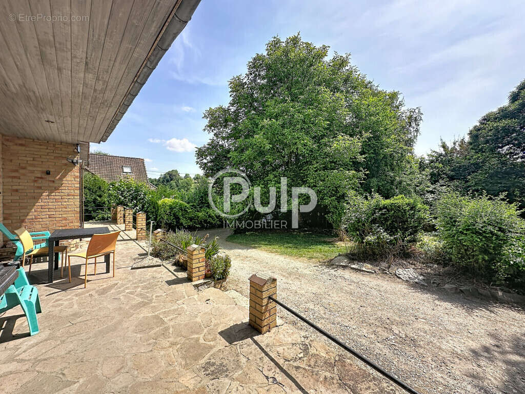 Grande maison familiale de 160 m² avec 6 chambres, terrain de 2 600 m² et sous-sol complet - photo 2