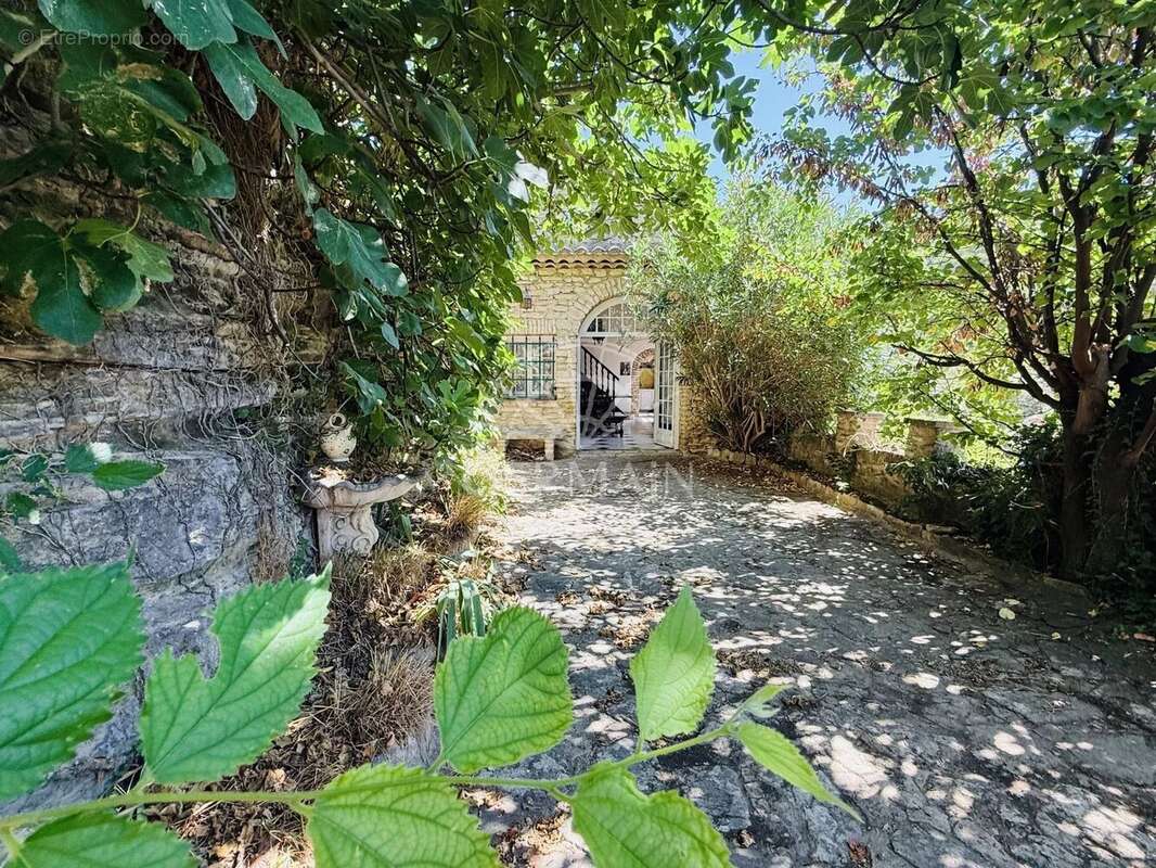Saumane-de-Vaucluse, en exclusivité, maison de village en pierre de 104 m² avec jardin clos. - photo 2