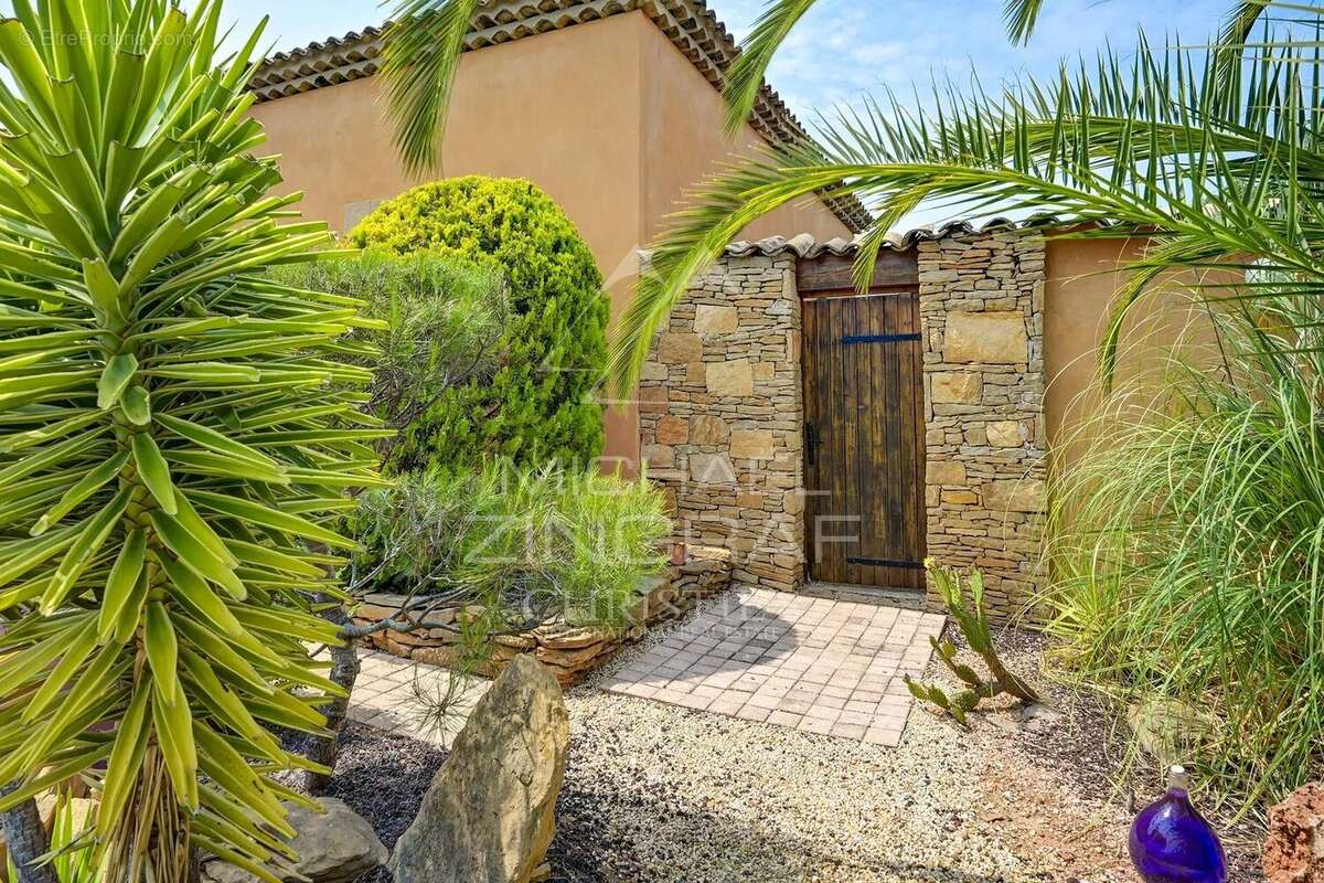 Maison à SAINT-CYR-SUR-MER