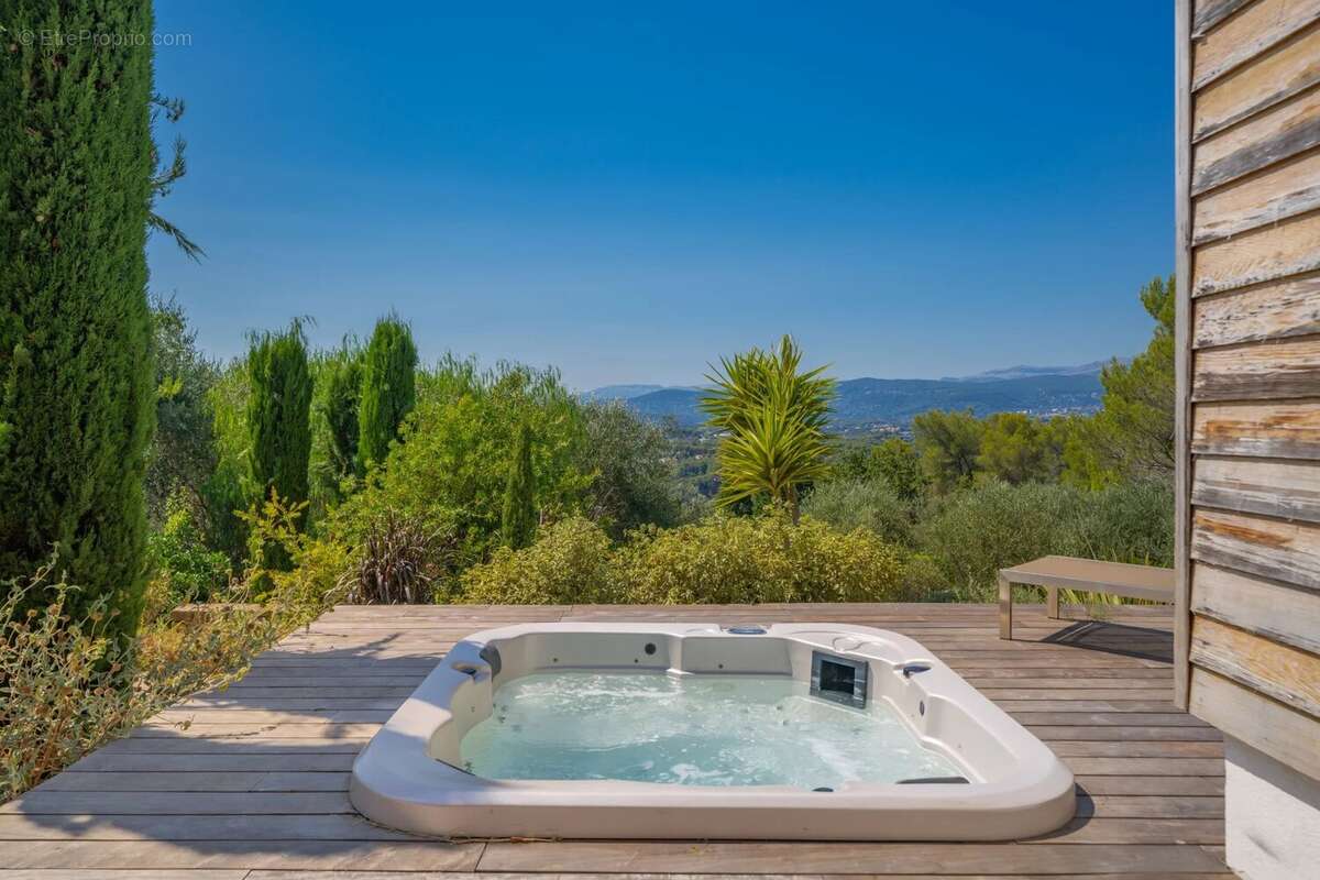 MOUGINS à 5 minutes du village  Villa d'exception 408m2 suspendue dans la nature - photo 8