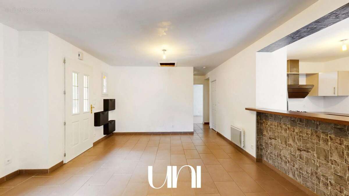 Maison à SAINT-CYR-DU-RONCERAY