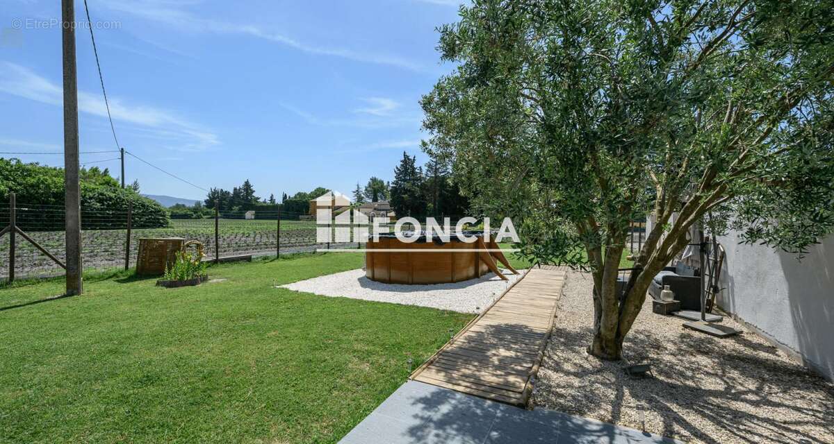 Exclusivité FONCIA, Mas de 138 m2 sur terrain de 700 m2 avec VUE sur les champs de lavande et GARAGE privatif - photo 2