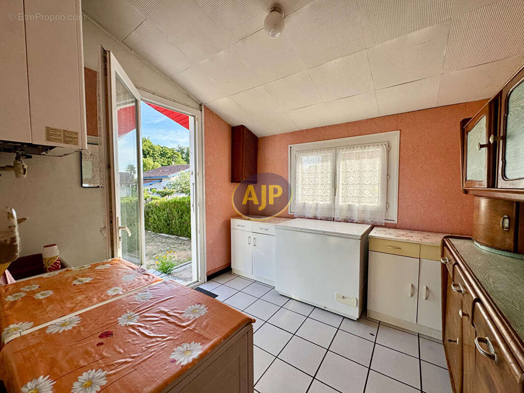 Maison individuelle de plain-pied avec jardin paysagé et beau potentiel - photo 9