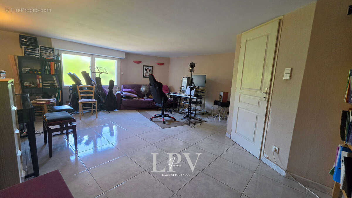 Maison familiale de 184 m2 avec garage, piscine et terrasse plein sud   Lavérune - photo 10