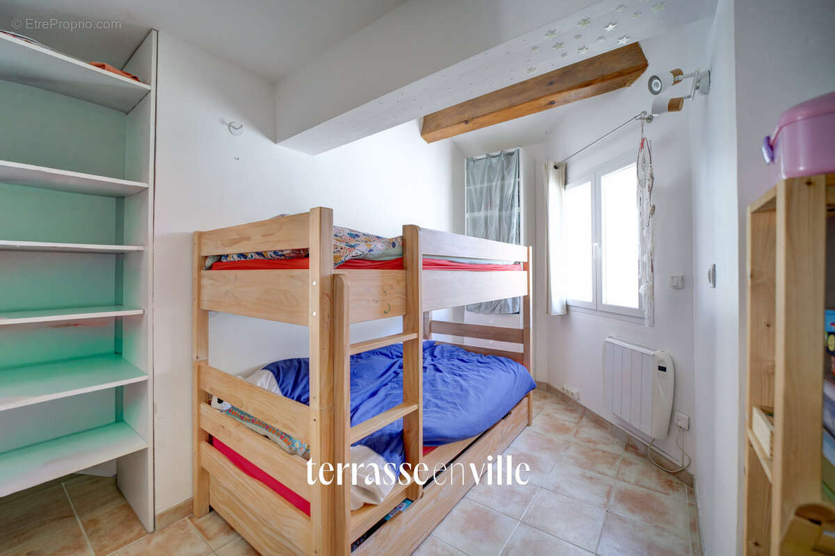 Appartement à CEYRESTE