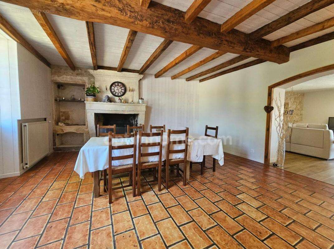 Maison charentaise de 232 m², 6 chambres, un bureau, piscine et un garage de 90 m² - LINARS (16) - photo 9