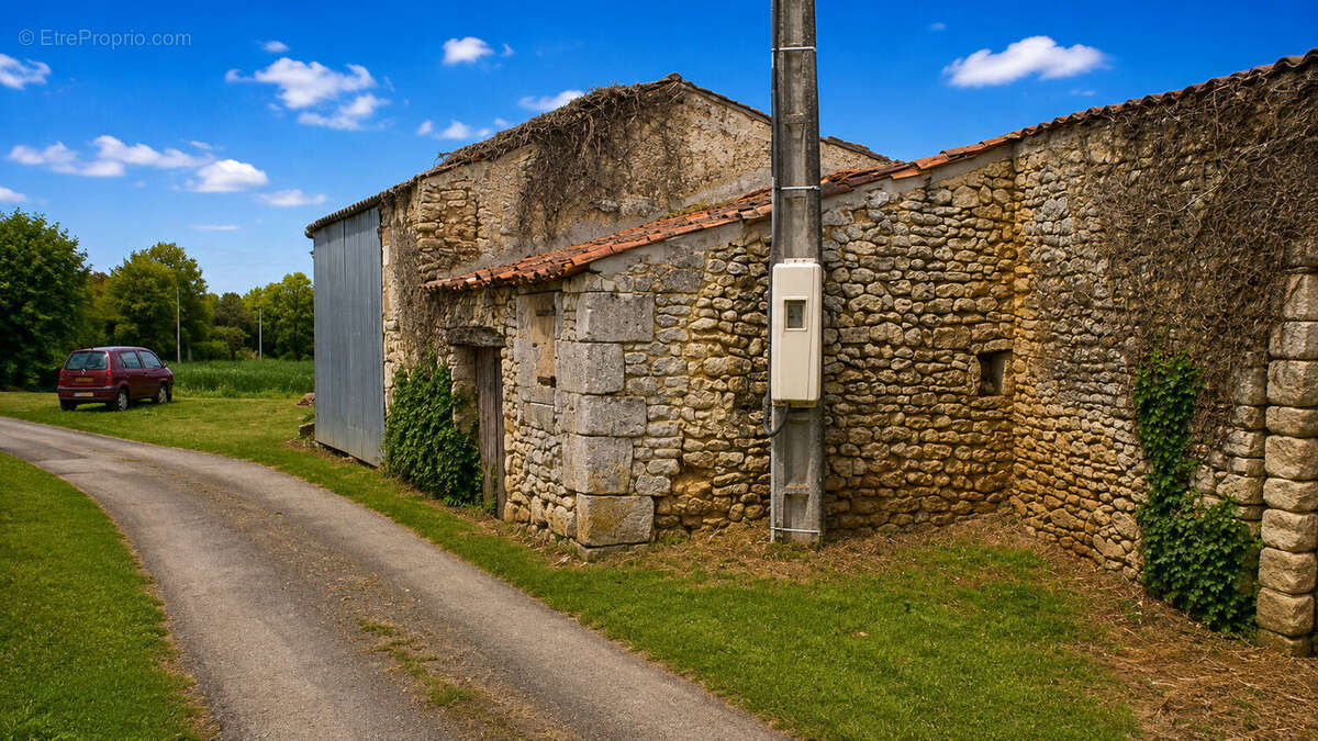 Exclusivité entre Pont L'Abbé d'Arnoult et Trizay : Bergerie à rénover avec terrain de plus de 2 hectares - photo 2