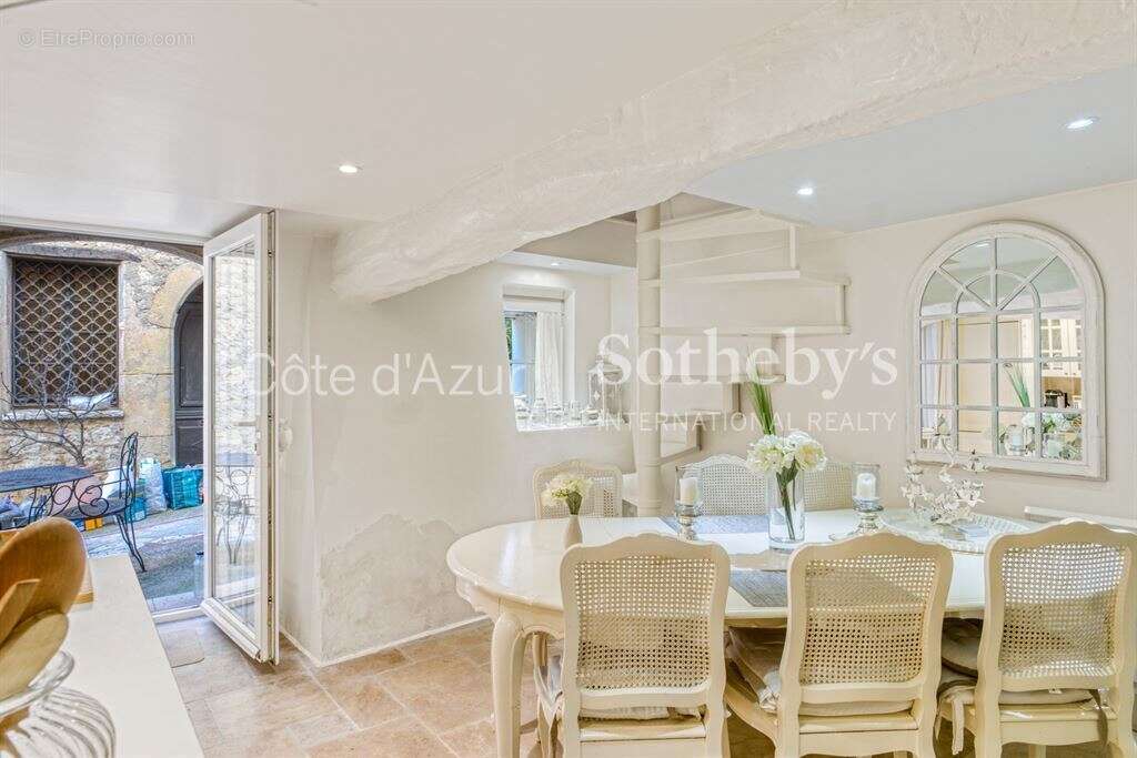 Maison à CHATEAUNEUF-GRASSE