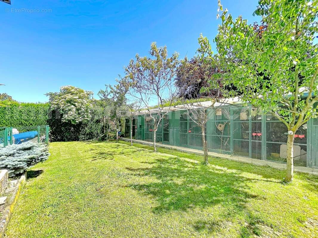 Maison_grand_espace_proche_genève_frontière_suisse_garre_lumineux_calme_piscine_terrasse_extérieur_séjour_salon_cuisine_chambre_1_2_3_4salle_de_bains_sous-sol_independance_gararge