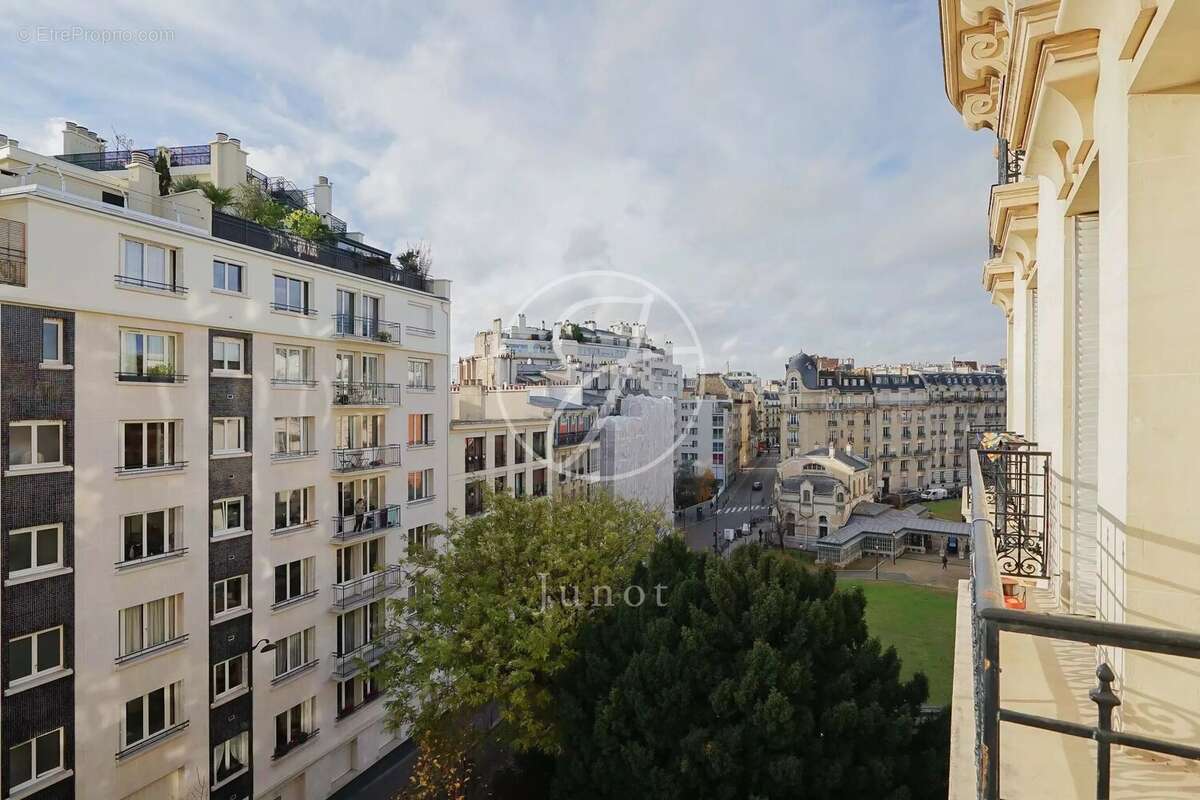Appartement à PARIS-16E