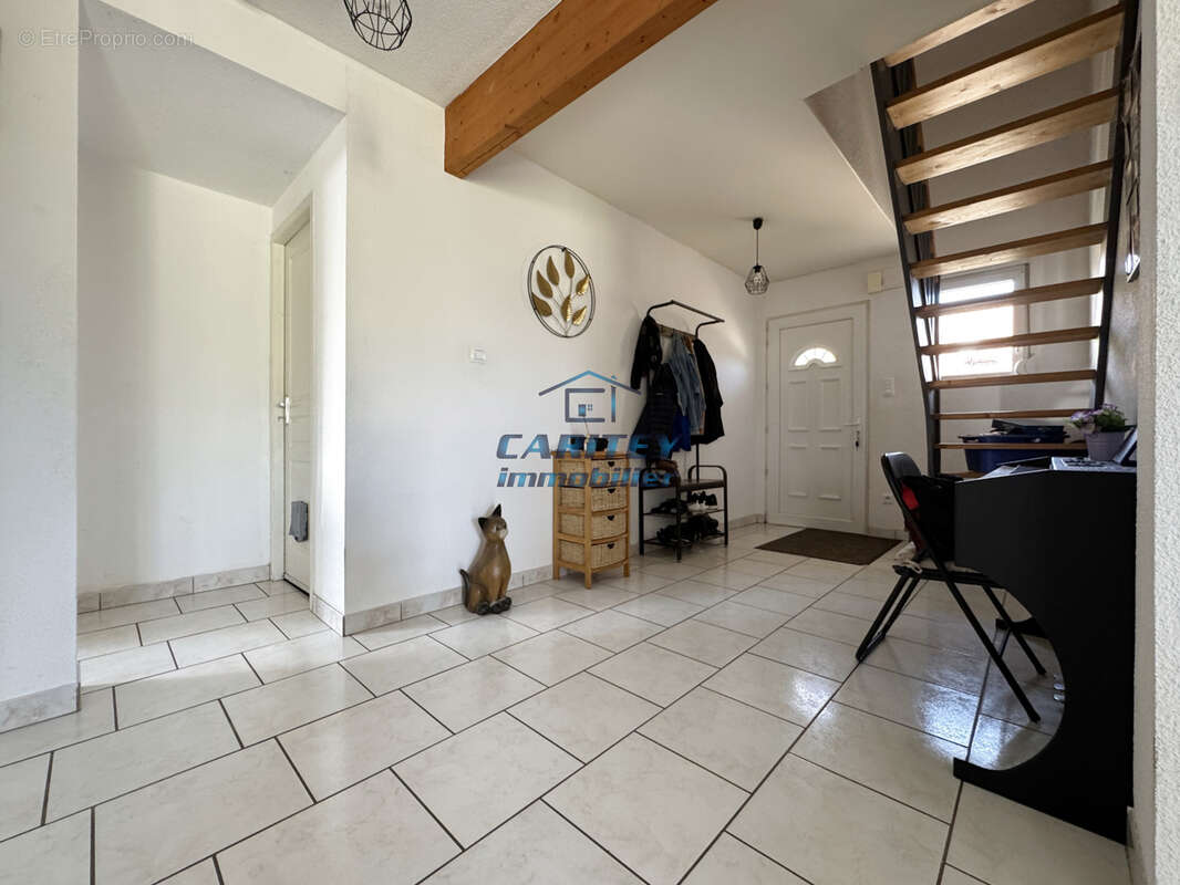 Maison mitoyenne, semi plain-pied de 130 m2 habitable avec 5 Chambres, sur 851m2 de Terrain à LURE - photo 5
