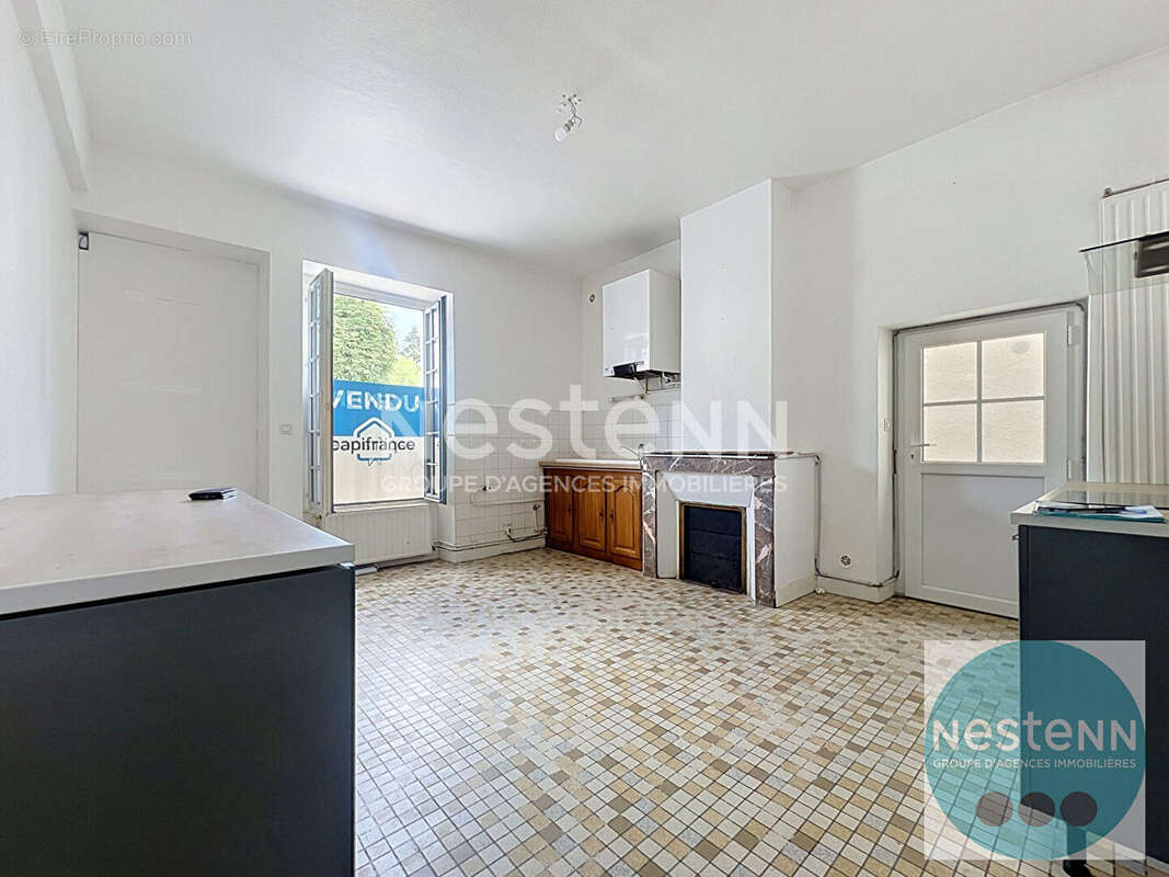 Maison à vendre à Cheverny - 2 chambres, terrain de 392 m², dépendances, centre-bourg - photo 2