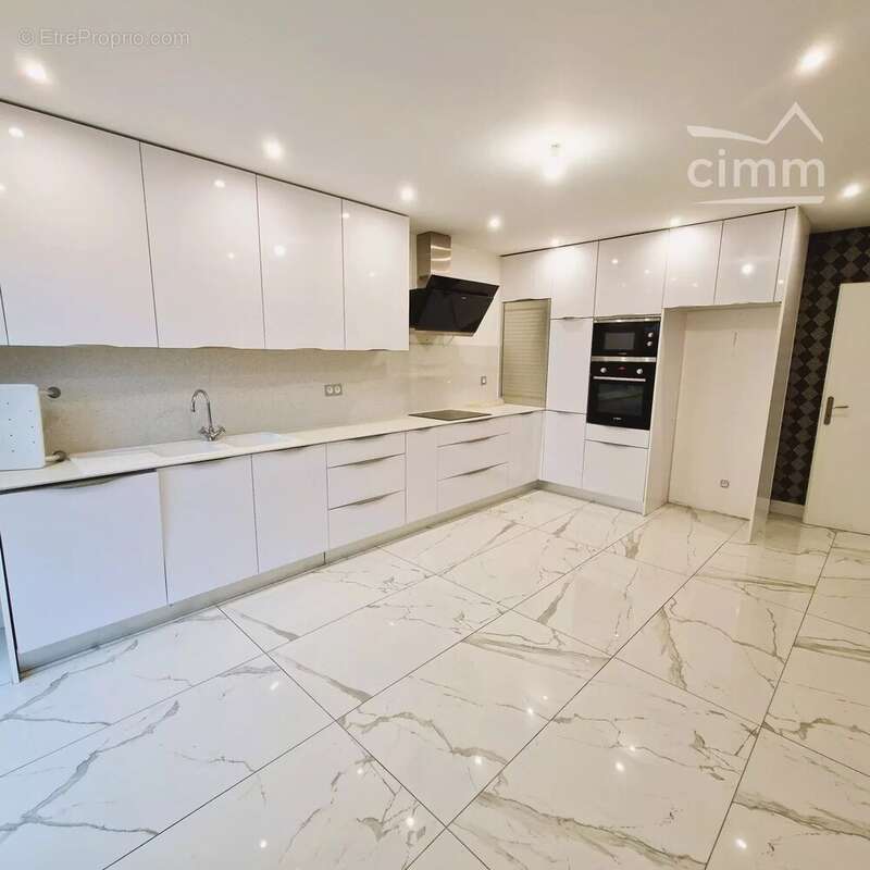 Appartement à LA CHAPELLE-DE-LA-TOUR