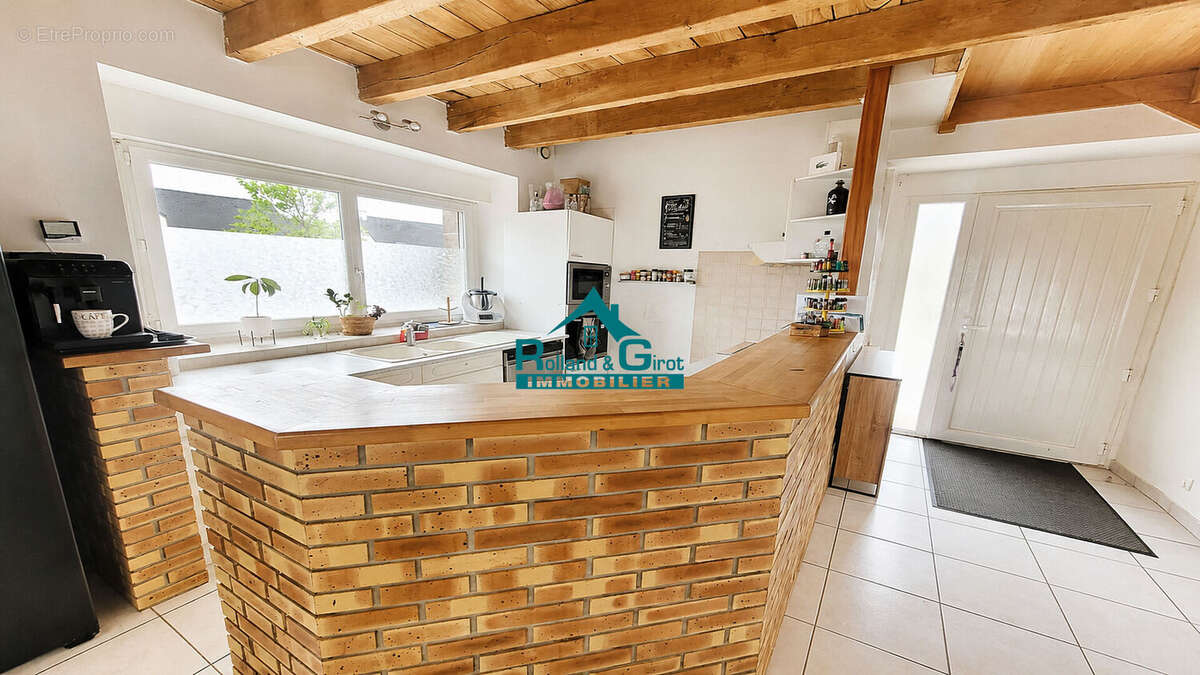 Maison de charme à vendre à Saint Aubin d'Aubigné - 5 pièces, 95.98 m² - photo 4