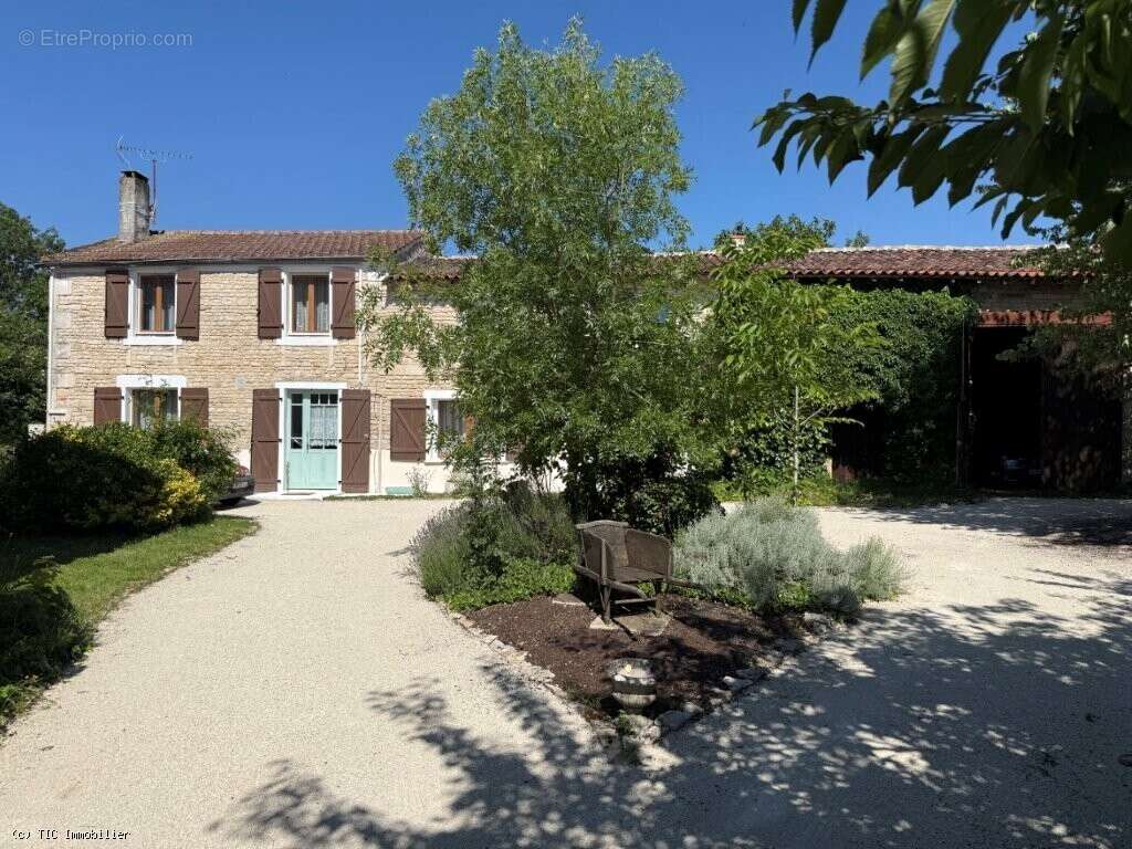 Maison à RUFFEC