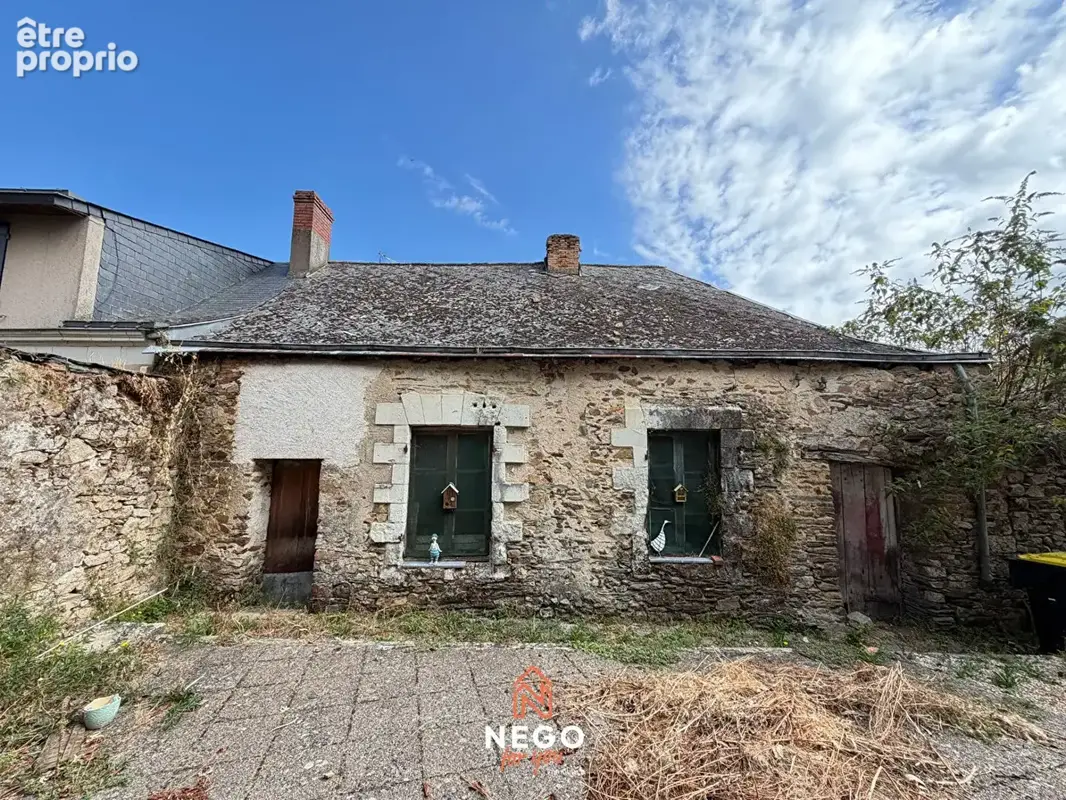 À rénover selon vos envies : maison avec cour et dépendance en plein bourg de Bécon-les-Granits - photo 2
