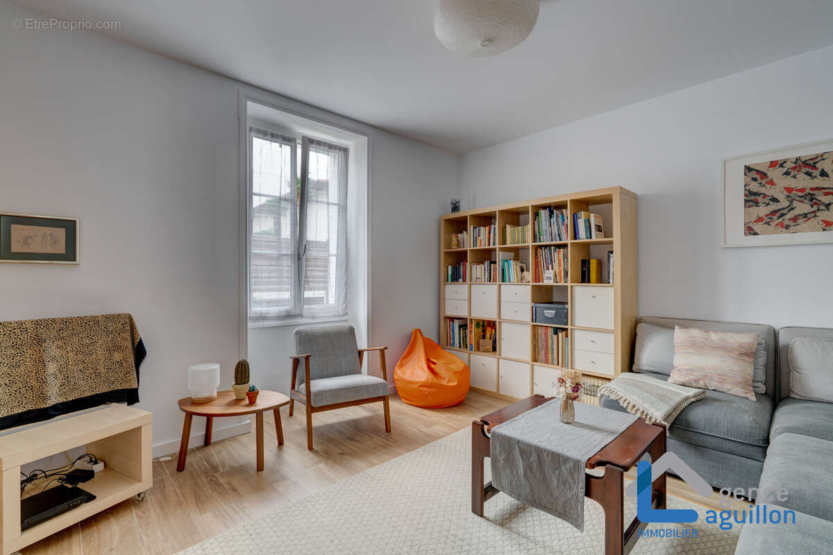 À deux pas de la plage   Grand T2 de 55 m2 avec extérieur et stationnement. - photo 2