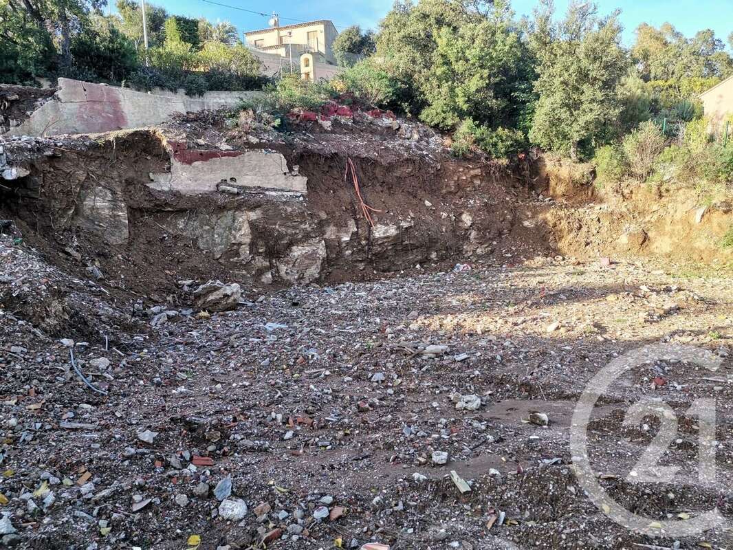 Terrain à ROQUEBRUNE-SUR-ARGENS