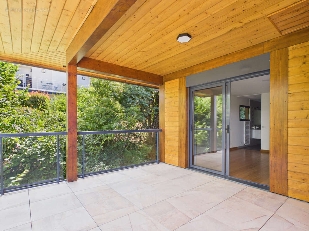 LUCINGES - Maison d'architecte contemporaine de 7 pièces avec piscine. - photo 6