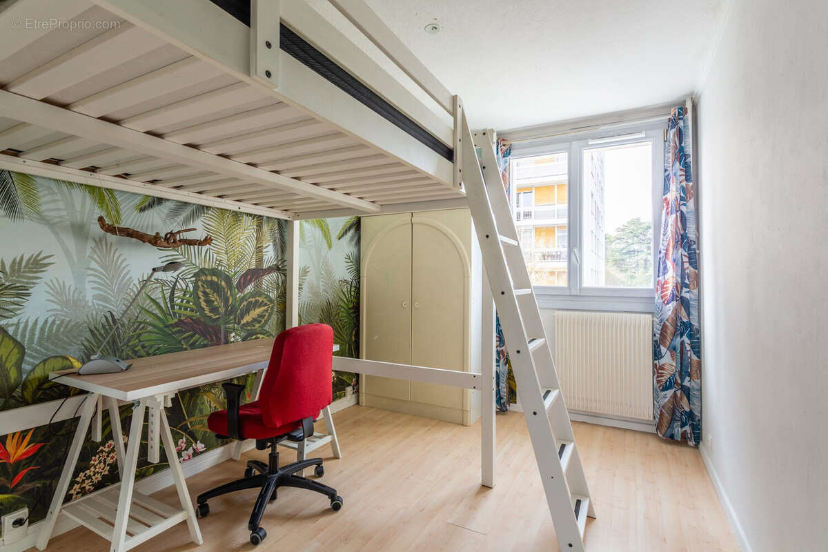 Chambre lumineuse  appartement familial  Oullins - Appartement à OULLINS