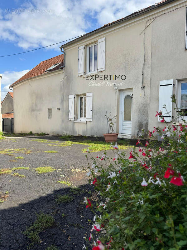 Maison à COUTEVROULT