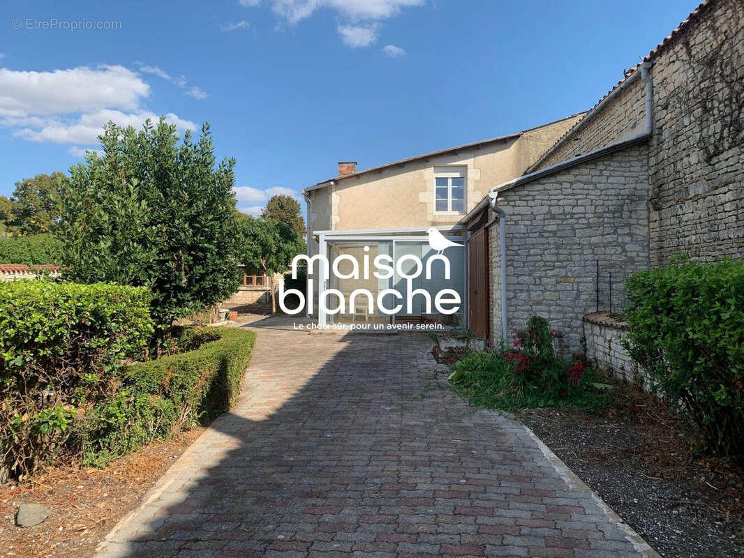 Maison à MAUZE-SUR-LE-MIGNON