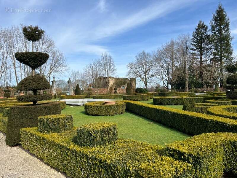 ELEGANT CHATEAU XVIIIs, sans travaux, sur 1 hectare clos de murs, jardin paysagé, chapelle, orangerie, dépendances, pour famille - photo 25