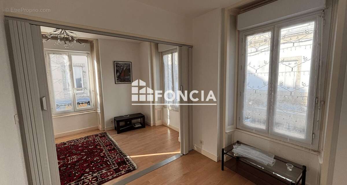Concarneau - Au coeur du Centre-Ville - A Vendre Vaste Appartement T5 Duplex de 112 m2 (140 m2 au sol) - photo 4