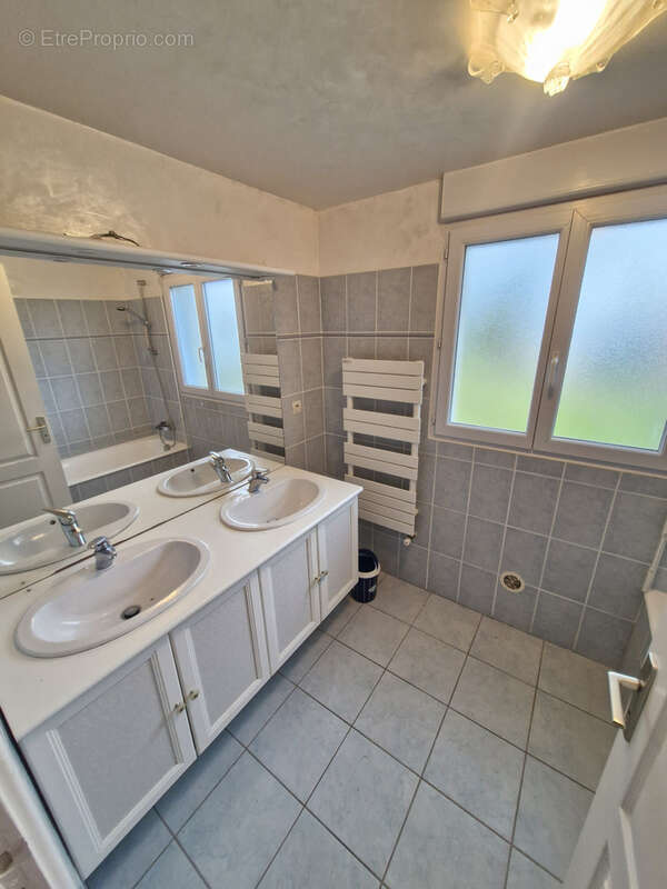 Maison familiale avec terrain constructible et divisible - photo 12