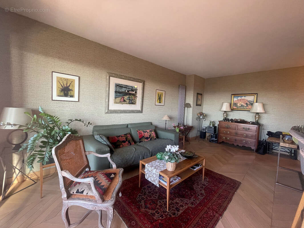 Appartement à SAINT-LAURENT-DU-VAR