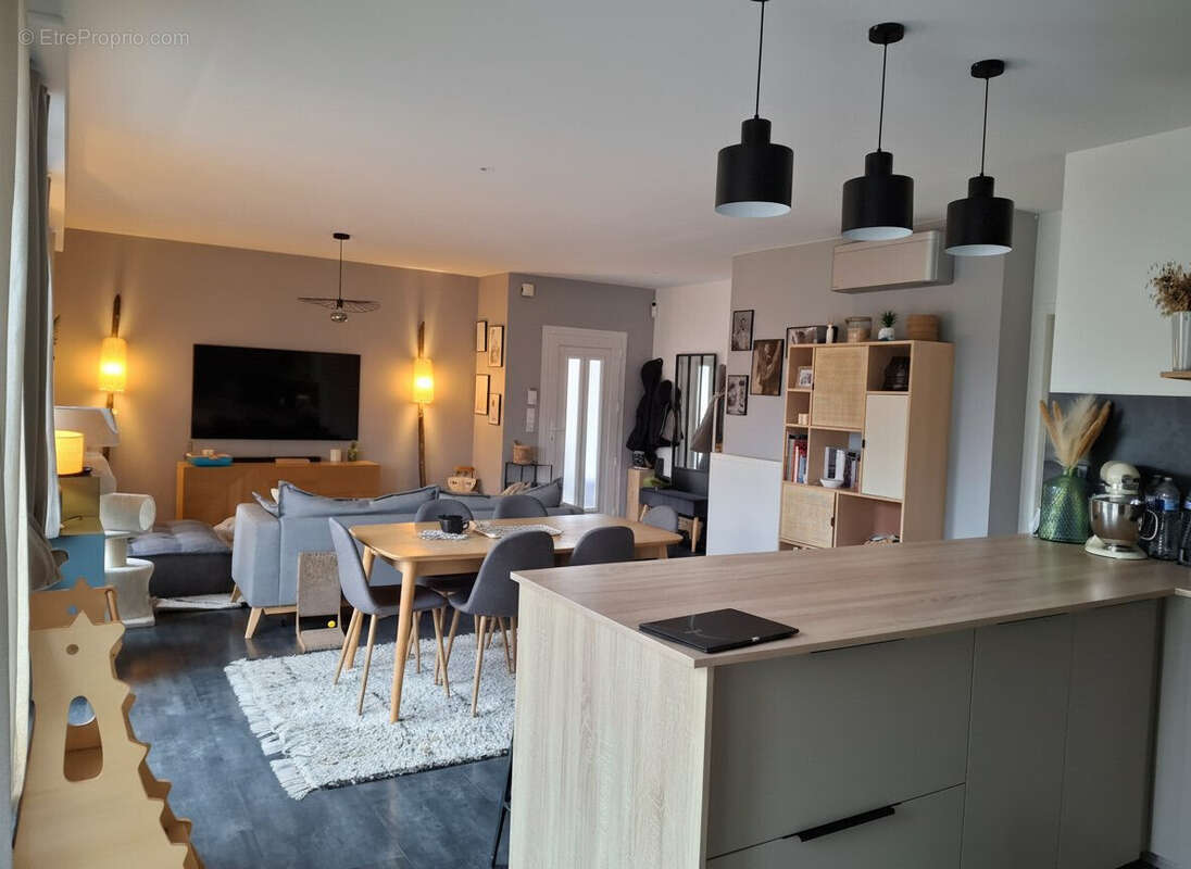 Pièce à vivre porte d'entrée - Appartement à MERIGNAC