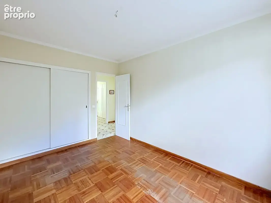 Vence   à 5 minutes à pied du centre-ville, spacieux 3 pièces avec vue mer, terrasses et garage fermé - photo 9