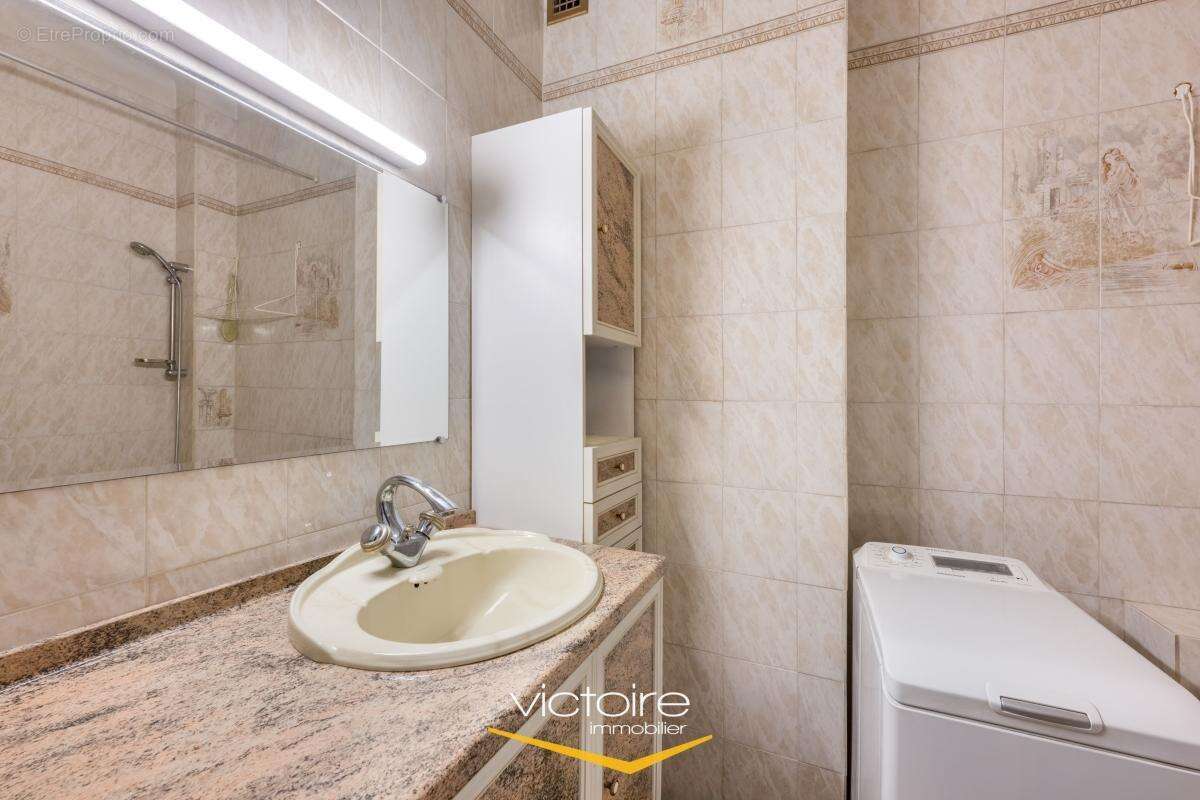 LYON 3 / FERRANDIERE - PART DIEU EST - Lumineux T3 traversant de 79 m² transformable en T4 - photo 8