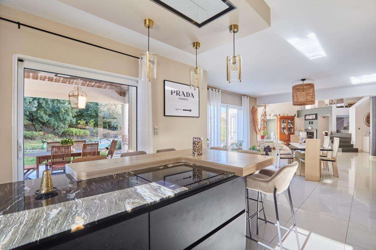 Maison à SIMIANE-COLLONGUE