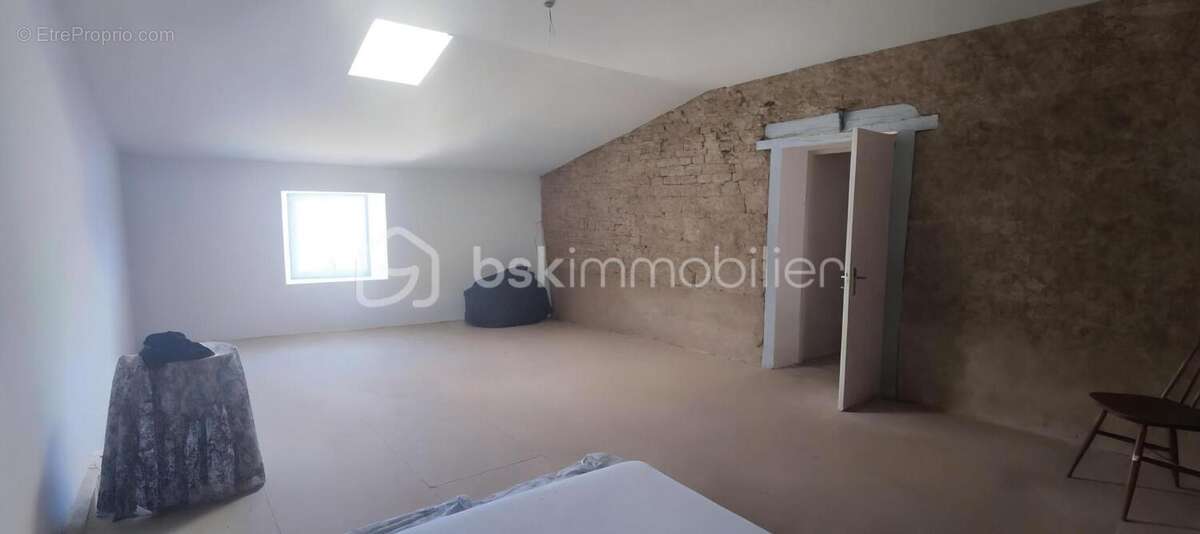 Maison chaleureuse de 211 m² avec ancien atelier de 180 m² au cœur de Couhé - photo 15