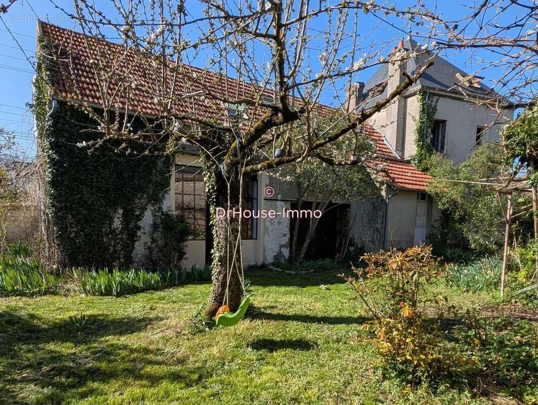 Maison à COURTEMPIERRE