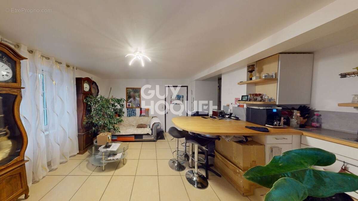 Appartement à ROUGEMONT-LE-CHATEAU