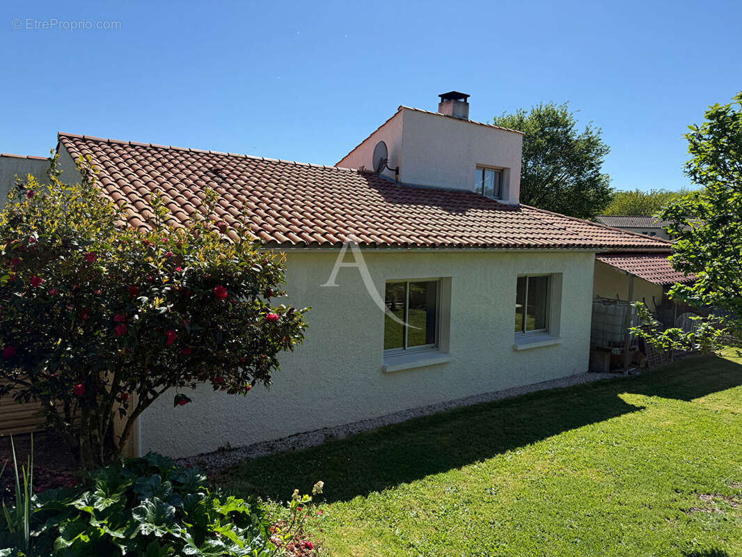 Maison à MOUTIERS-LES-MAUXFAITS