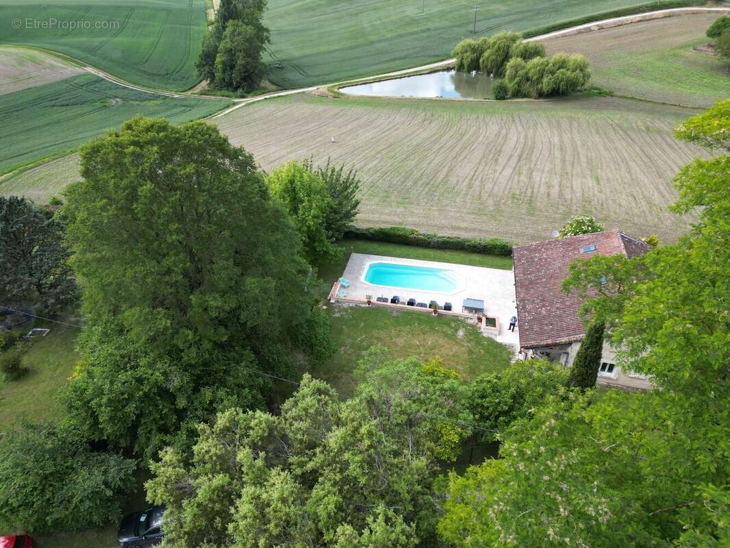 Maison rénovée avec 4 chambres, piscine et grange - photo 3