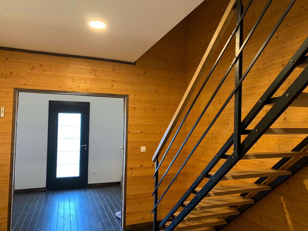 Le Haillan - Local / Bureau 220 m² - photo 4