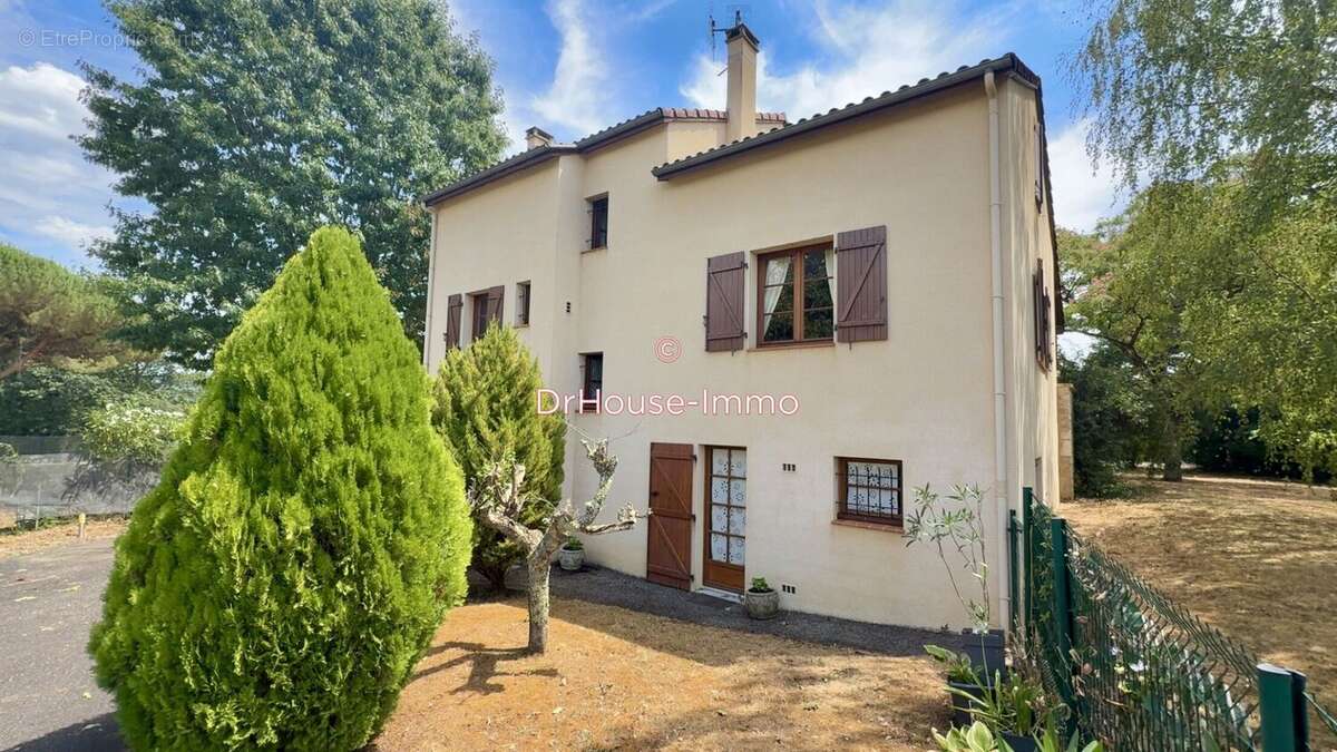 Maison 140 m² à Pradines  - photo 8