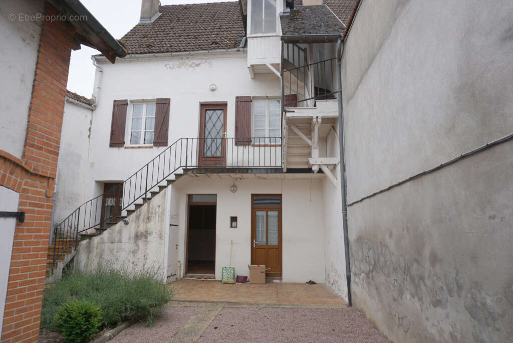 Maison de village avec dépendances. - photo 12