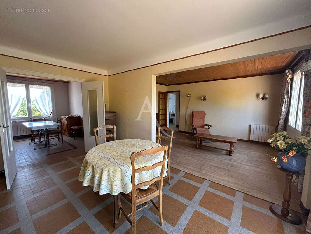 INDRE ? Maison familiale 3 CH avec dépendance habitable : un bien aux multiples possibilités ! - photo 3