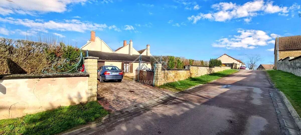 Maison à AINAY-LE-CHATEAU